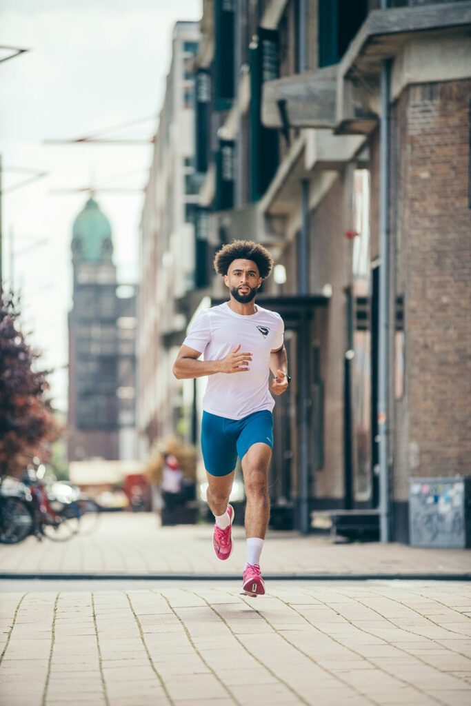 Mann läuft mit den Endorphin Pro 3.