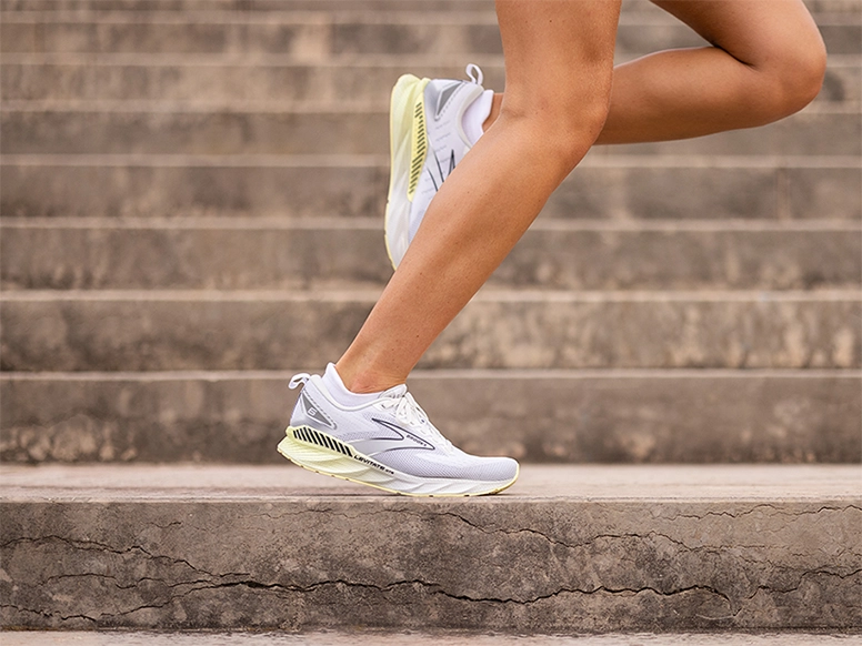 `Brooks Levitate 6 running shoes white/yellow