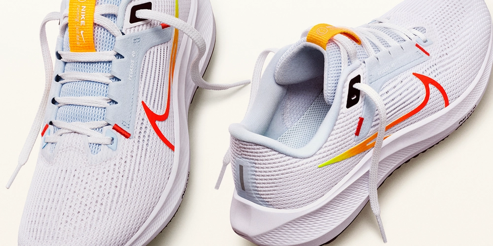 “Keep it simple”; moeten ze bij Nike hebben gedacht. De Nike Pegasus 40 is geen grote update, want alleen het bovenwerk is veranderd. Ik had stiekem een grotere verandering verwacht, omdat het toch een jubileum editie is. Aan de andere kant hoef je soms geen grote aanpassingen te doen als een schoen al heel goed is. Het bovenwerk is duidelijk wat minder complex gemaakt, want er zijn overlays rondom de middenvoet weggehaald. Het is nu een eenlaags mesh zonder extra veterlussen, maar wel met een goede lockdown. In de voorvoet valt het mesh materiaal op, want er zijn nu meer ventilatiegaten. De hielkap is ook aangepast, want deze staat nu rechtop in plaats van in een ronding van de kuit af (zogenoemde heel flare). Ik vond de omsluiting bij de enkels daardoor wel beter dan bij de Pegasus 39. Kortom de Nike Pegasus 40 is een hardloopschoen die veel hardlopers blij zal maken, want de schoen is verbeterd maar behoud zijn veelzijdige karakter.”