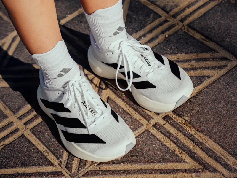 Weiße adidas Adizero Evo SL 3 Laufschuhe mit schwarzen Akzenten