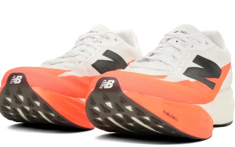 New Balance FuelCell SuperComp Elite v5 snett framifrån bild