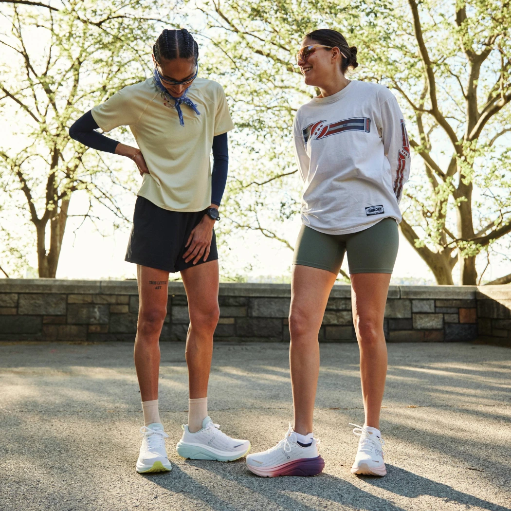 Zwei Damen stehen und tragen den Saucony Hurricane 25