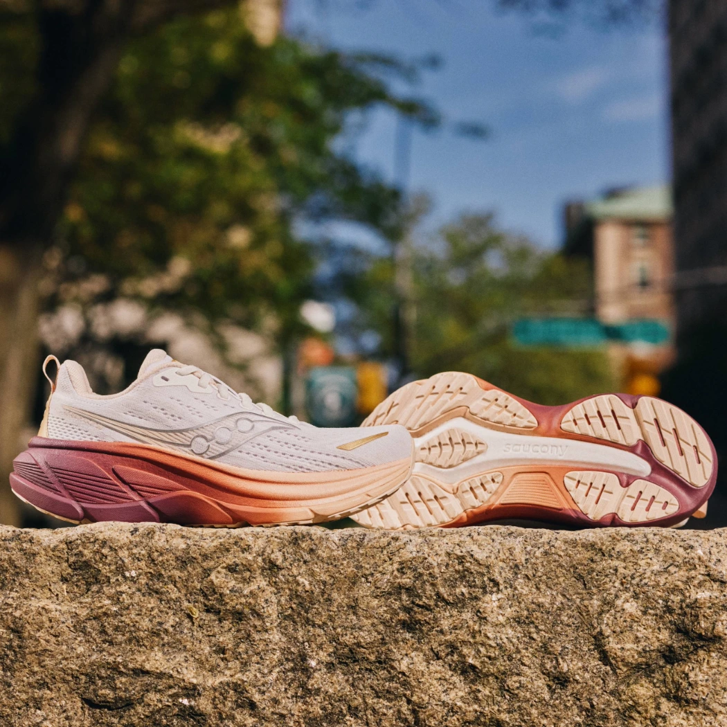 Saucony Hurricane 25s liegen an einer Wand