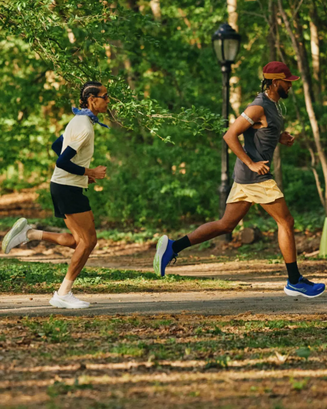 Zwei Läufer laufen mit dem Saucony Hurricane 25